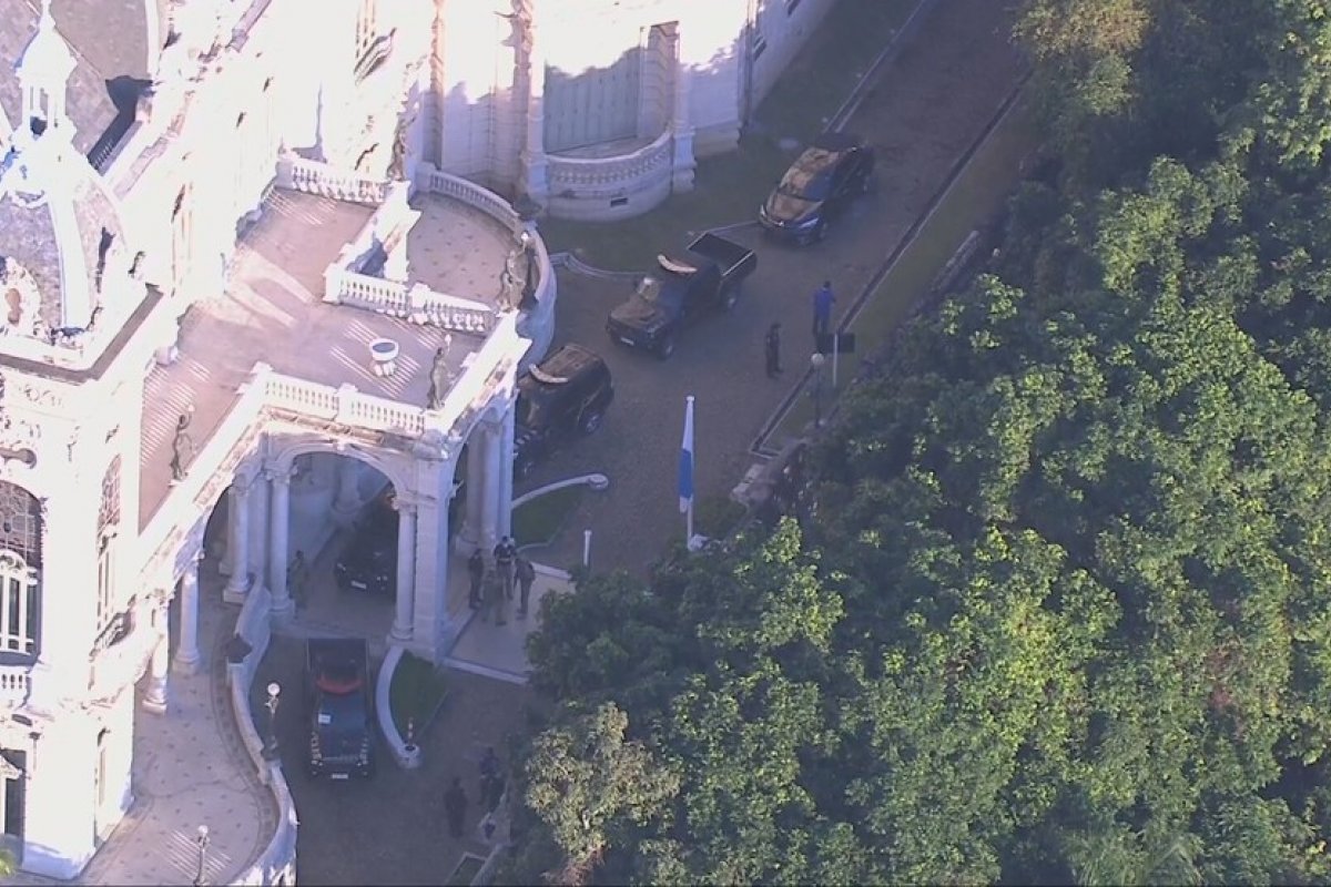 Polícia Federal cumpre mandado em residência de Witzel sob investigação de hospitais de campanha no RJ