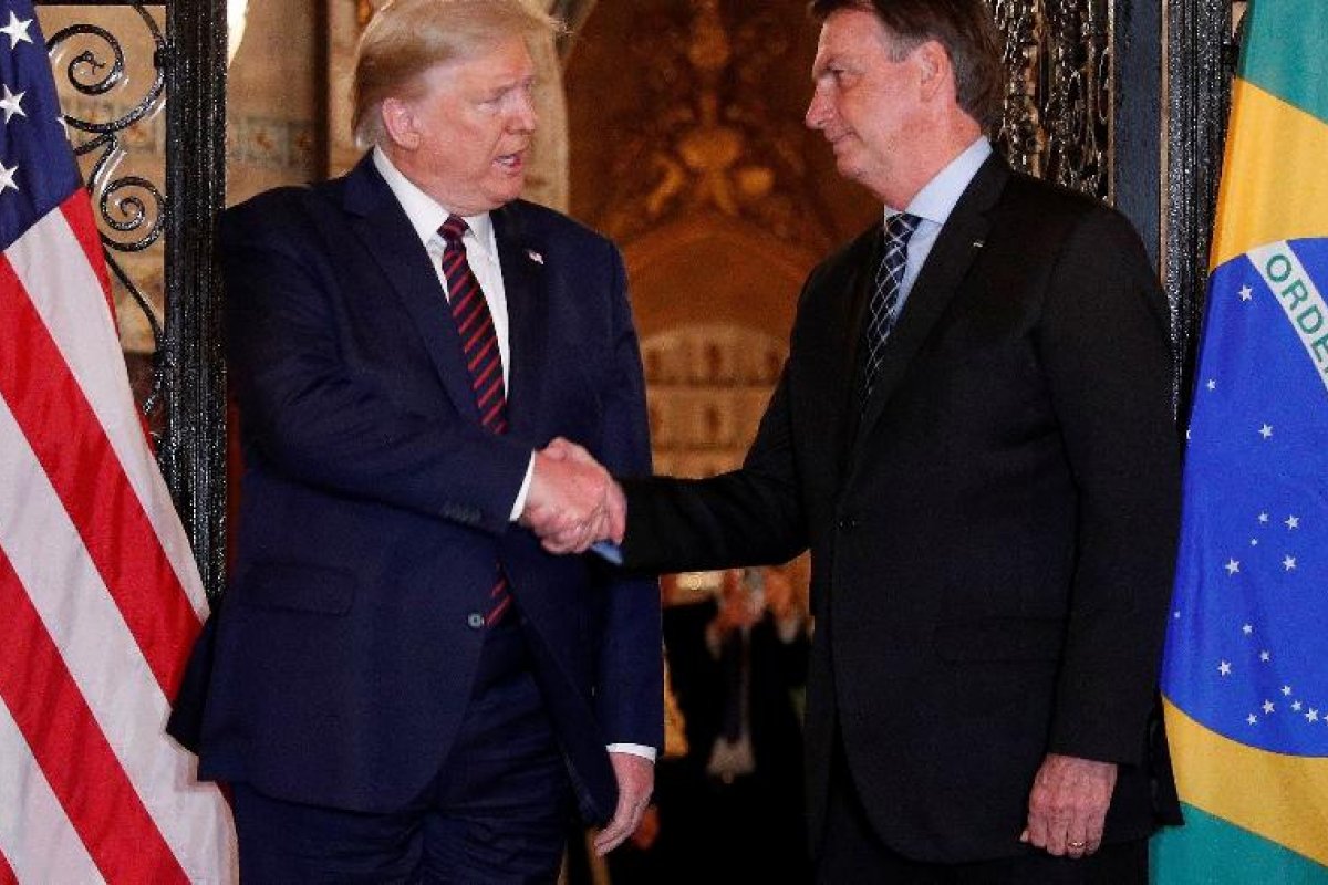 Trump antecipa restrição de viagens do Brasil para esta terça-feira (26)