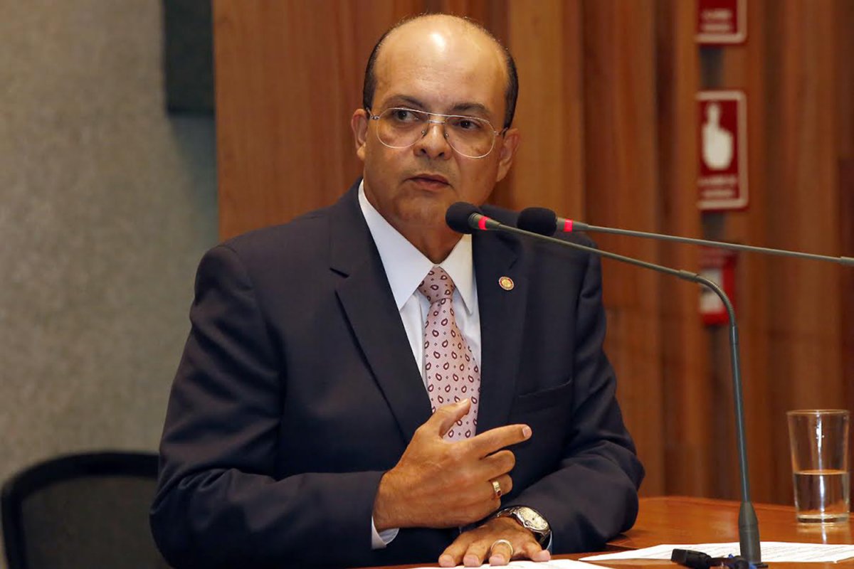 Governador do DF passa por cirurgia após perfuração no intestino