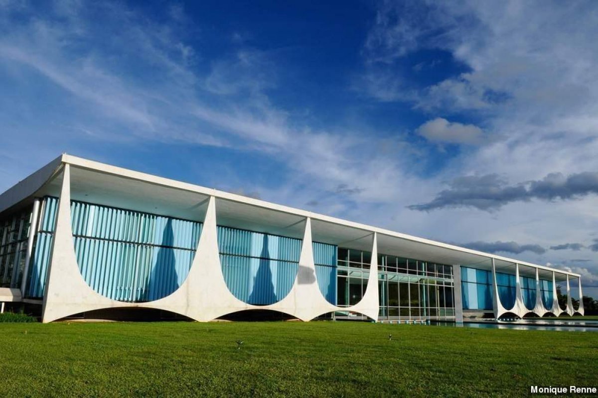 Band também deixa de cobrir rotina no Alvorada