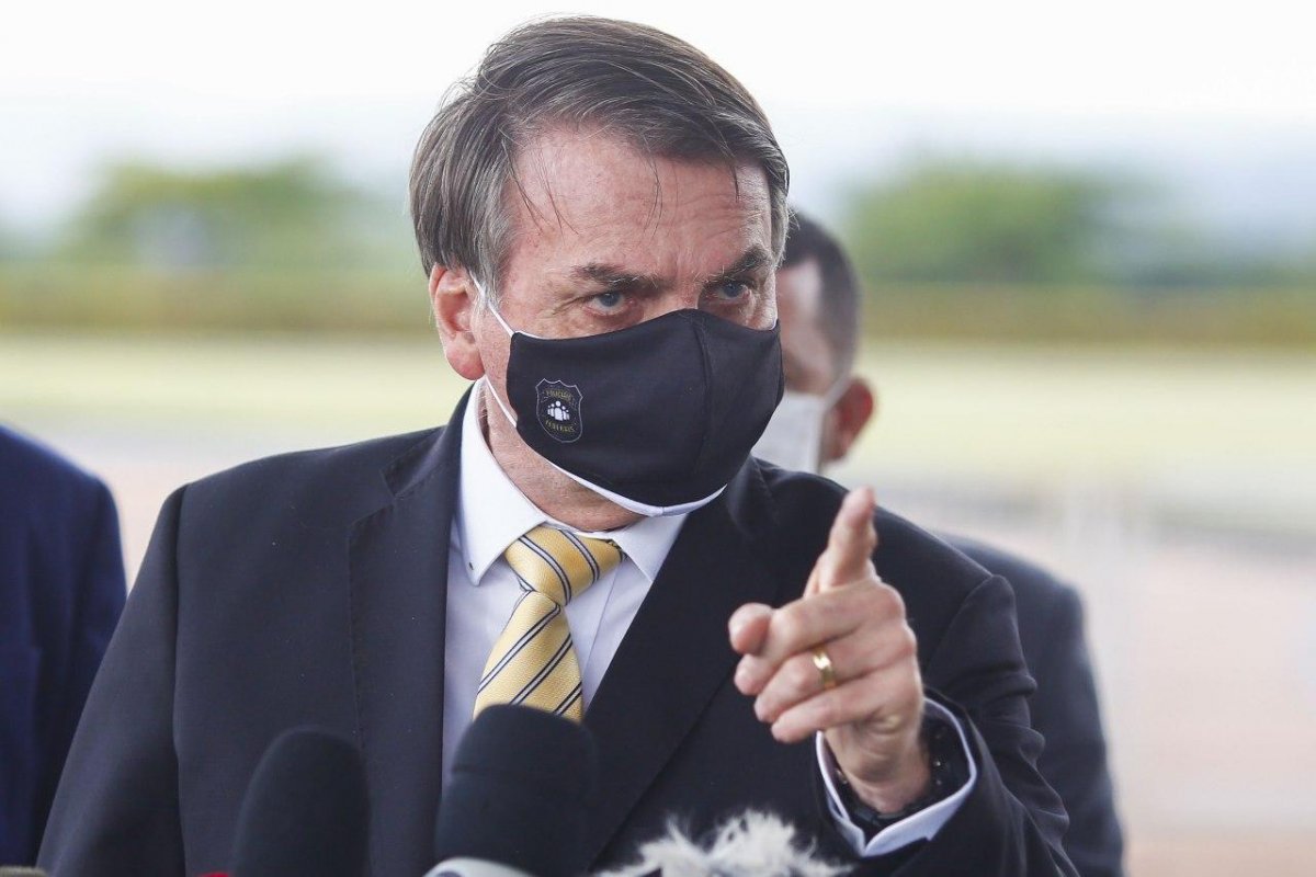 Bolsonaro parabeniza PF por operação em residência de Witzel