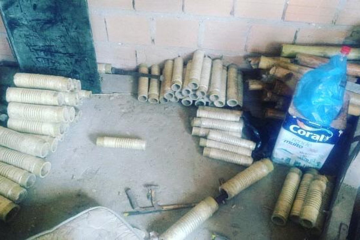 Polícia acaba com fábrica clandestina de espadas em Cruz das Almas