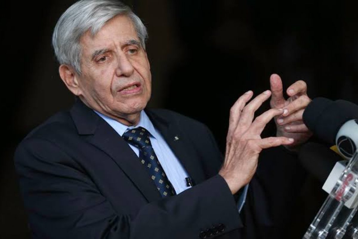 Após ofensas, general Heleno chama Ciro Gomes de "débil mental"