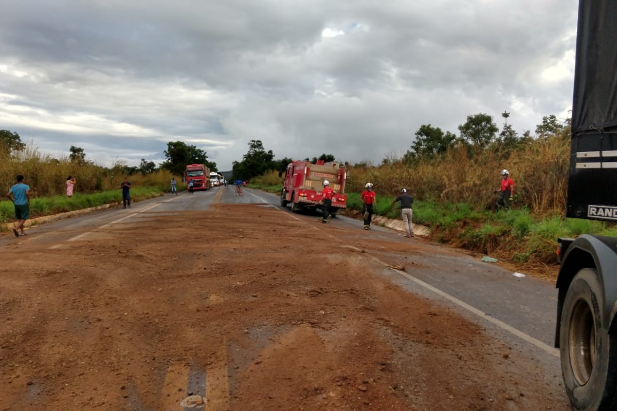 Trecho é interditado após vazamento de óleo causado por um acidente entre carretas