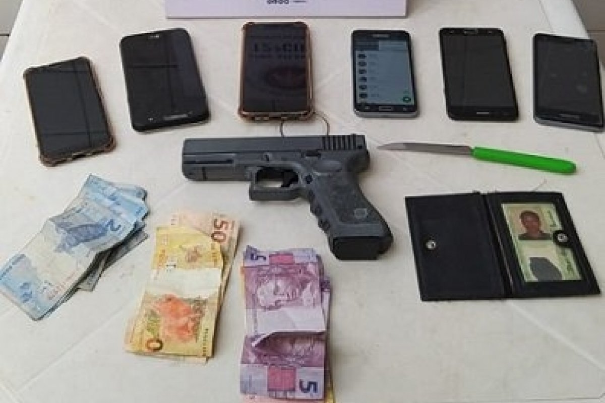 Homem é preso após ameaçar motorista de aplicativo com simulacro de arma de fogo