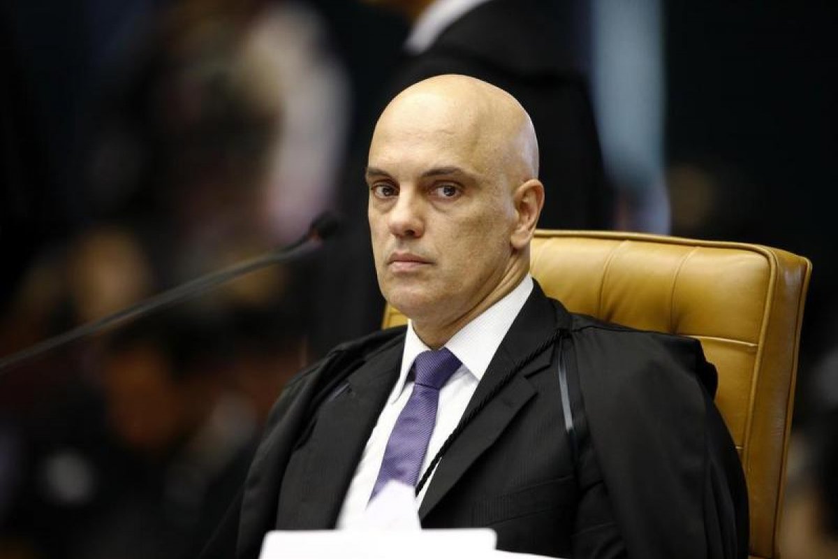 Alexandre de Moraes determina que o ministro Abraham Weintraub seja ouvido pela PF