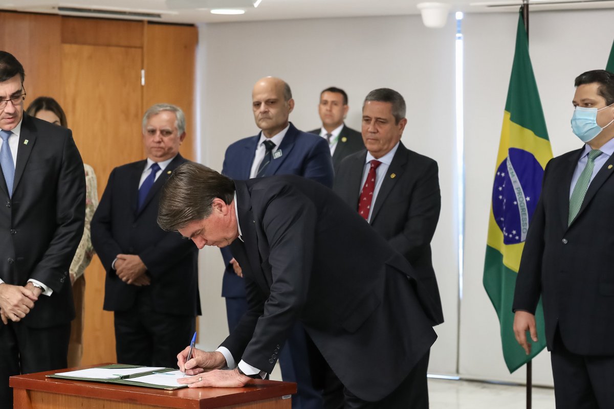 Jair Bolsonaro assina MP de reajuste salarial a policiais do DF