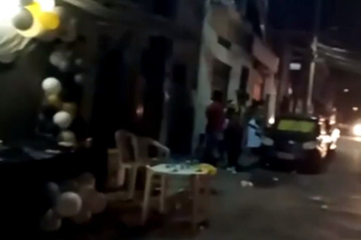 Fiscalização encerra festa em rua do bairro da Boca do Rio, em Salvador