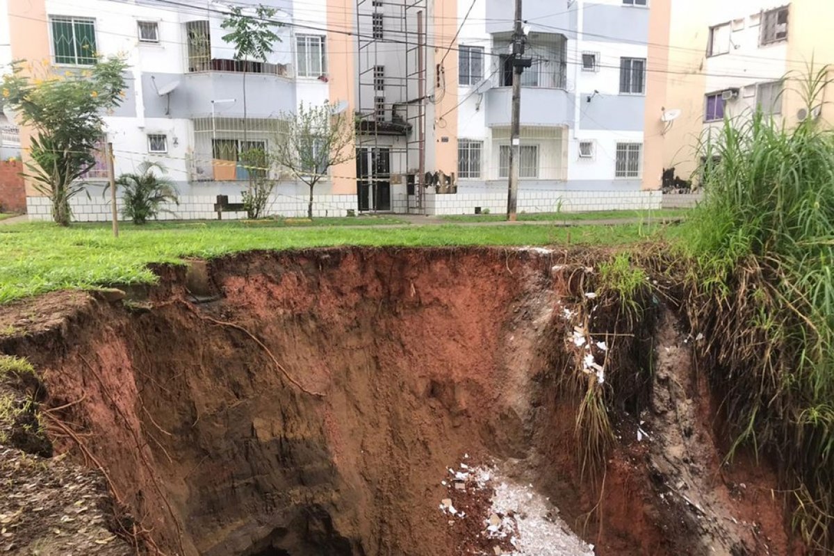 Cratera em condomínio preocupa moradores no bairro da Boca da Mata