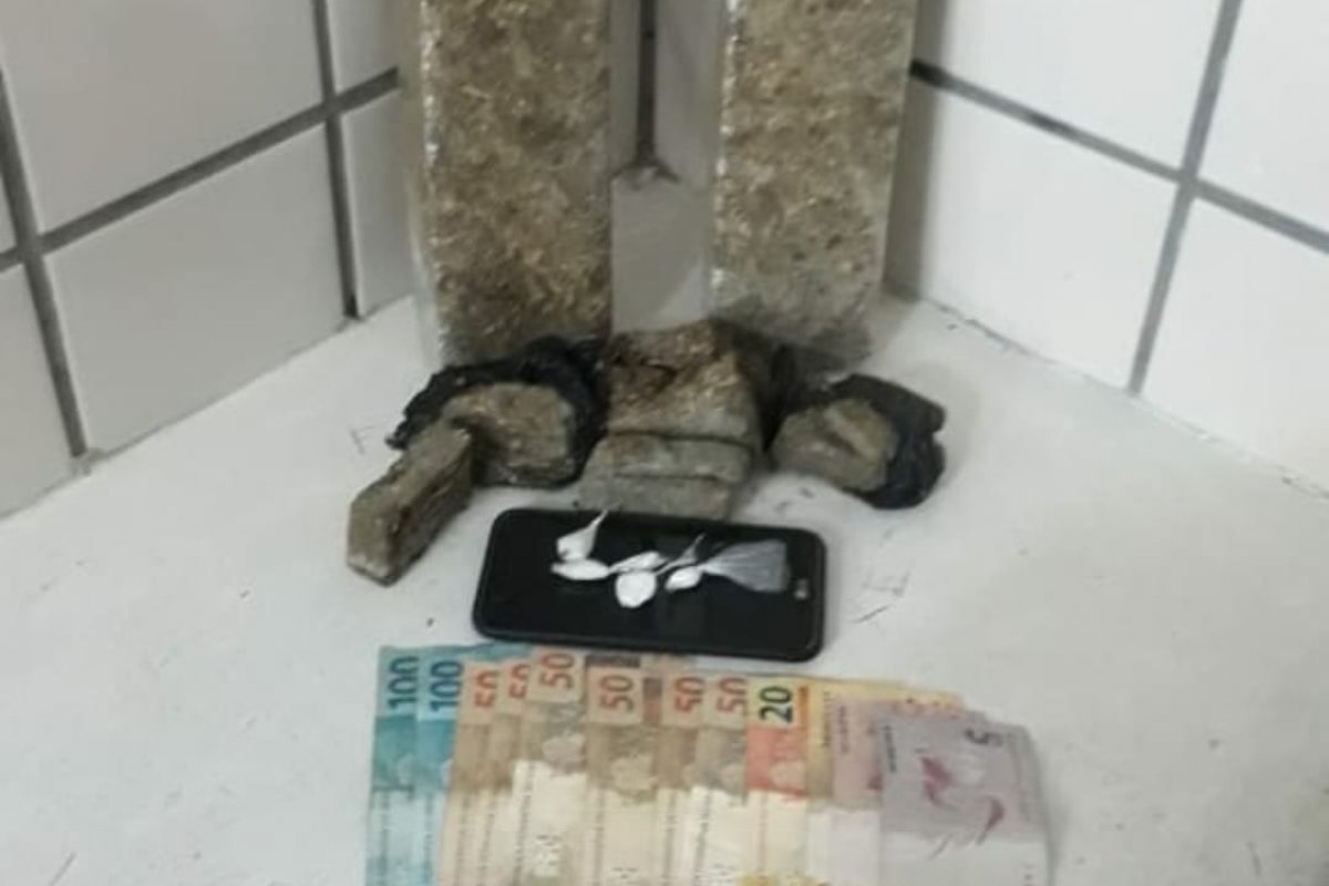 PM encontra cerca de 2kg de maconha enterrados em quintal