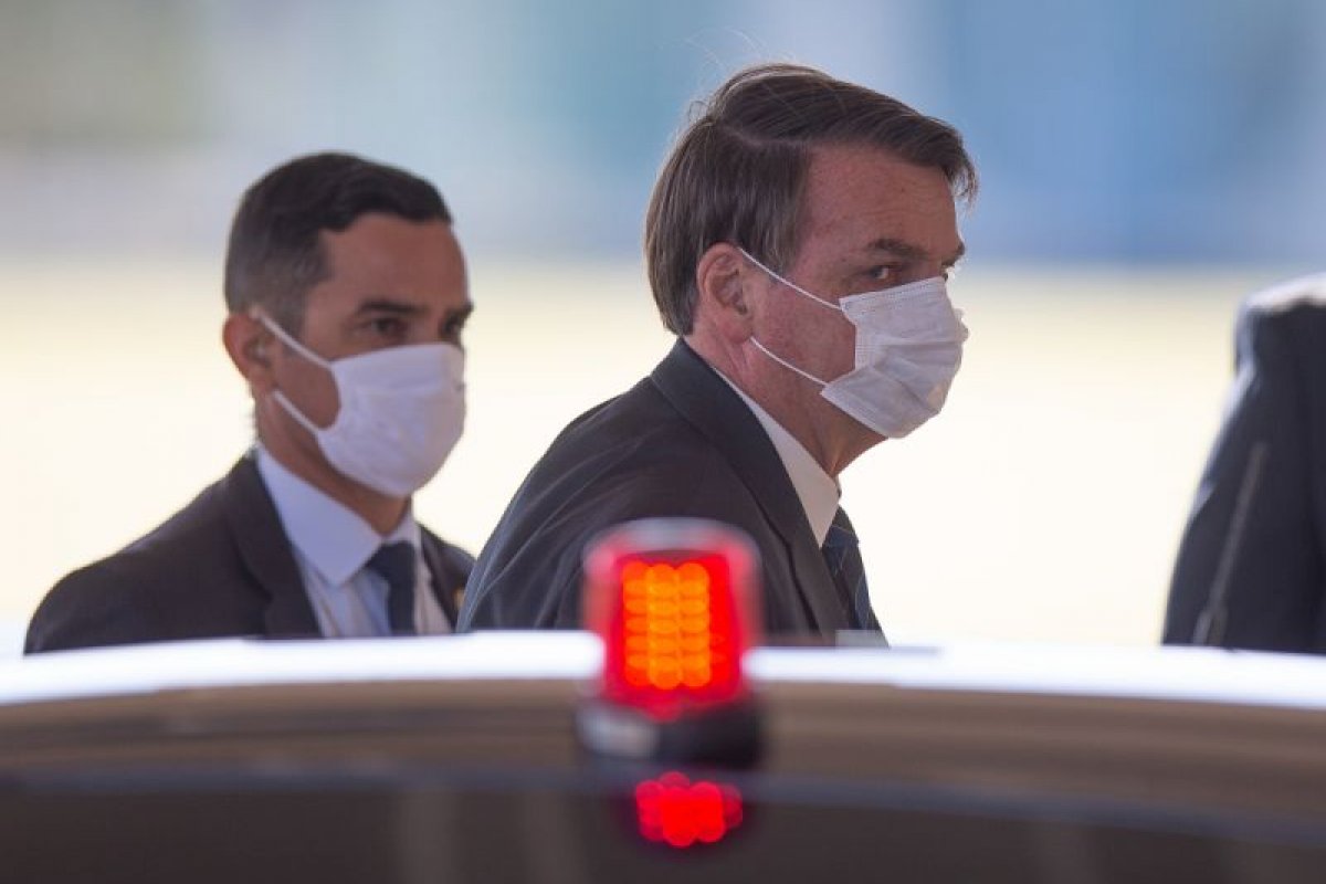 Bolsonaro diz que enquanto for presidente 'vai ter mais' operações da PF