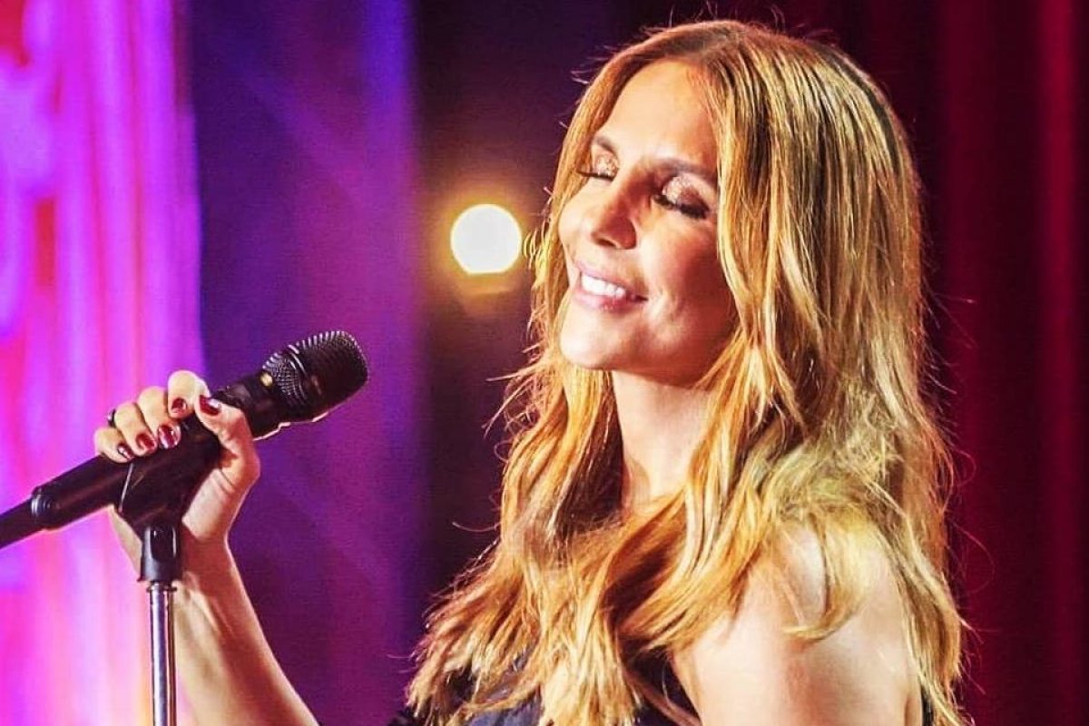 Ivete Sangalo comemora 48 anos e chora em live