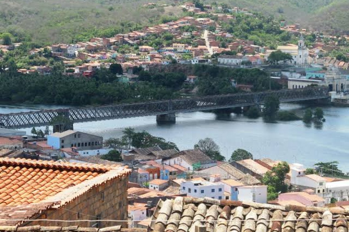 Cachoeira decreta toque de recolher