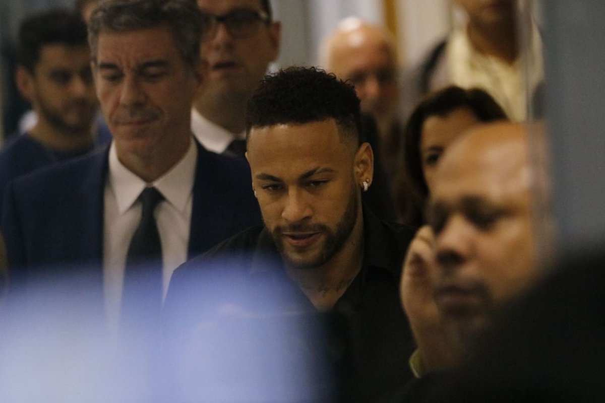 Neymar não se apresenta no PSG e clube emite nota de repúdio