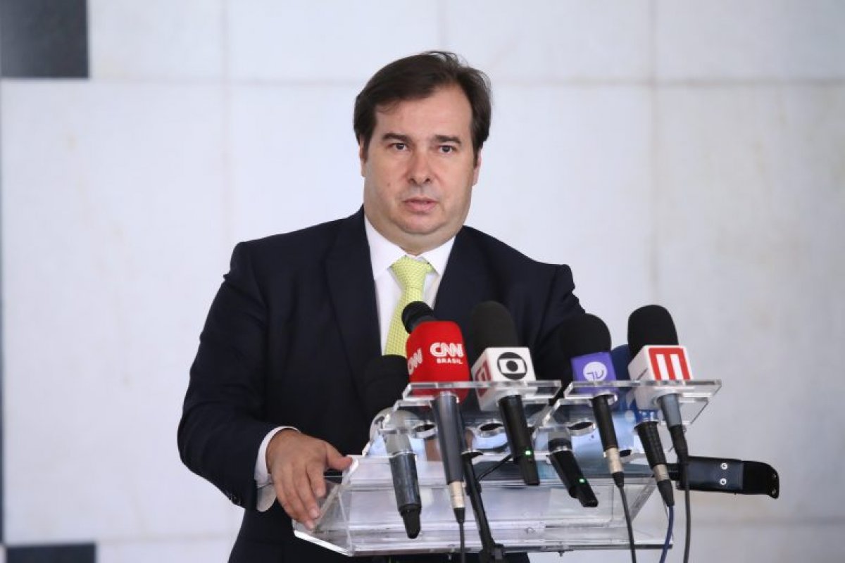 Maia diz que plataformas digitais precisam "ter responsabilidade" por fake news propagadas por robôs