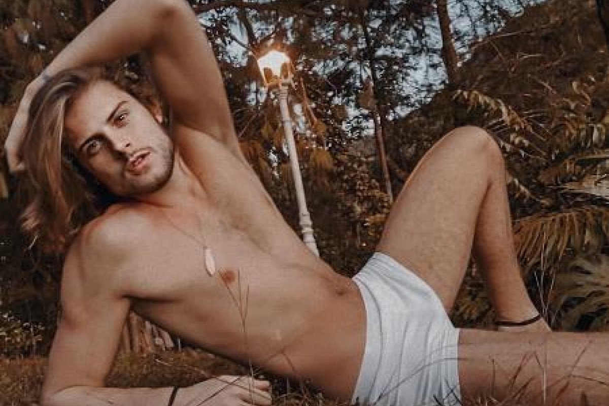 De sunga branca, ex-BBB Daniel Lenhardt posa sensual em ensaio feito pelo Facetime