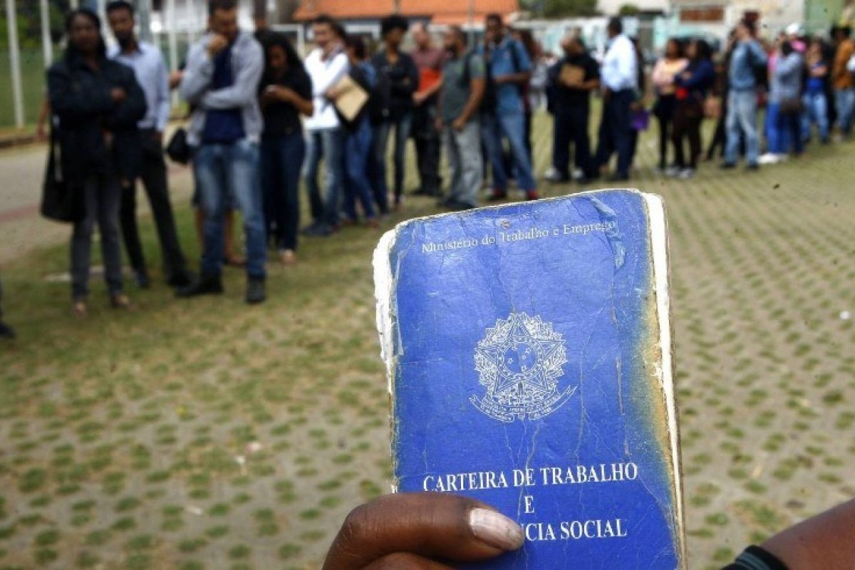 Desemprego aumenta 12,6% em abril e atinge 12,8 milhões de pessoas no Brasil