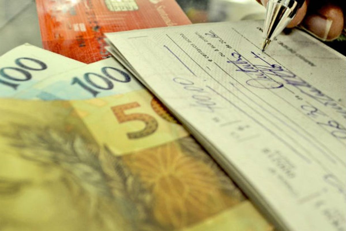 Juros do cheque especial e do rotativo tem queda em abril
