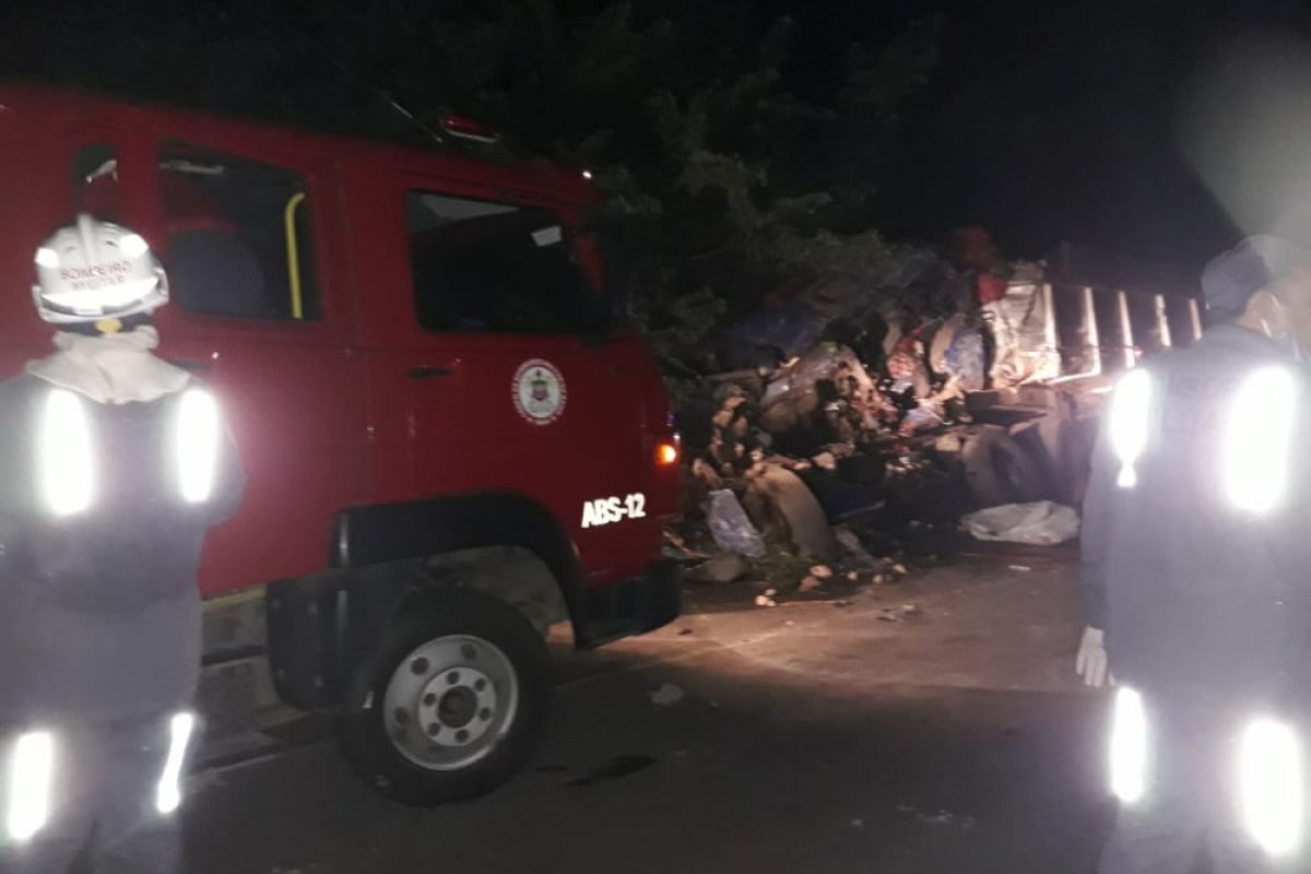 Acidente entre caminhão e dois carros deixa dois mortos em Alagoinhas