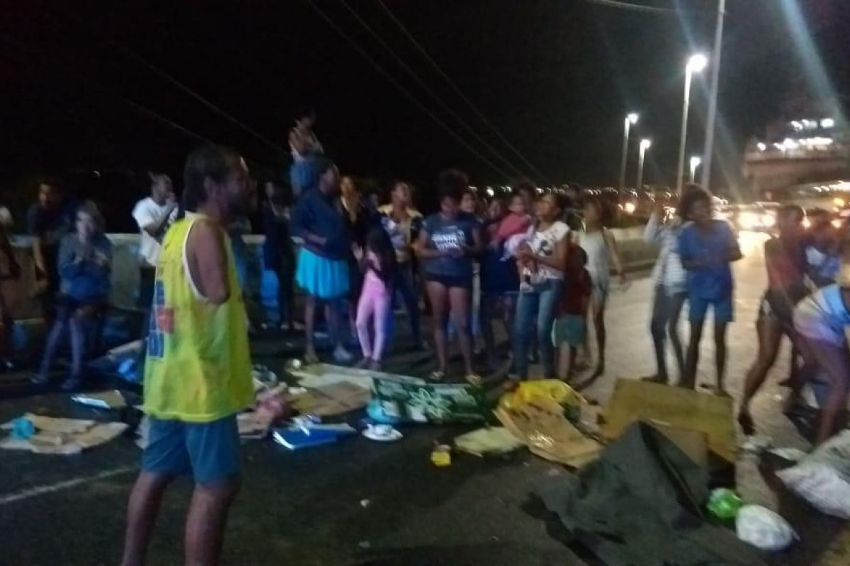 Manifestantes bloqueiam Av. Contorno no bairro da Gamboa
