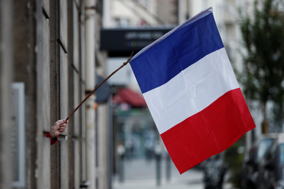 França inicia 2ª fase de relaxamento e terá bares e restaurantes reabertos