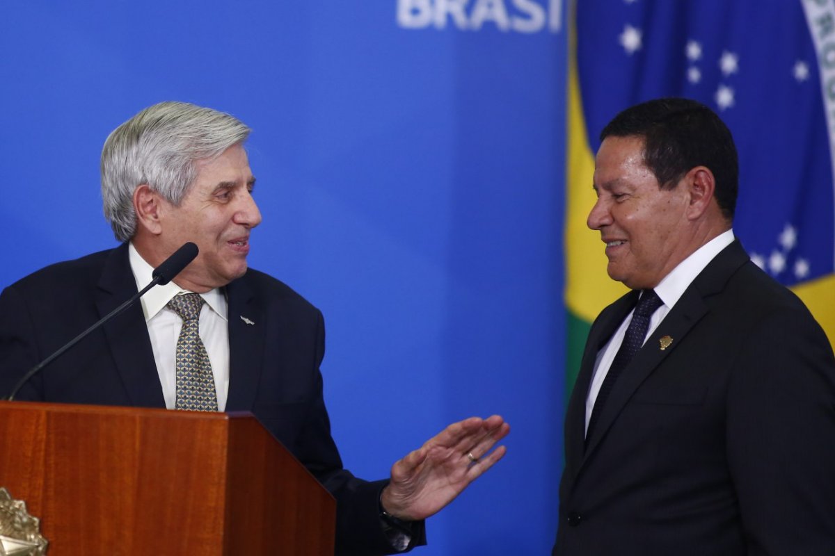 Mourão e Heleno negam possibilidade de golpe militar no país