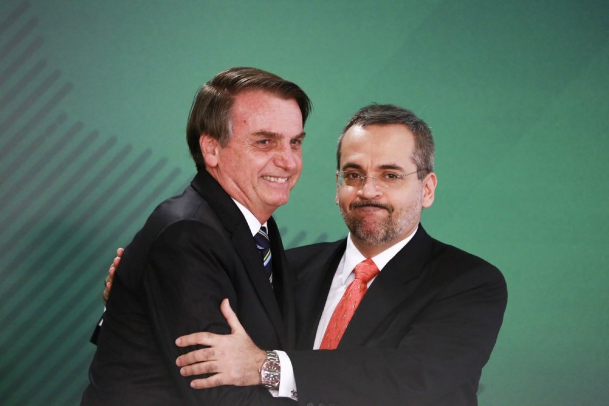 Bolsonaro condecora Weintraub, Aras e parlamentares da base