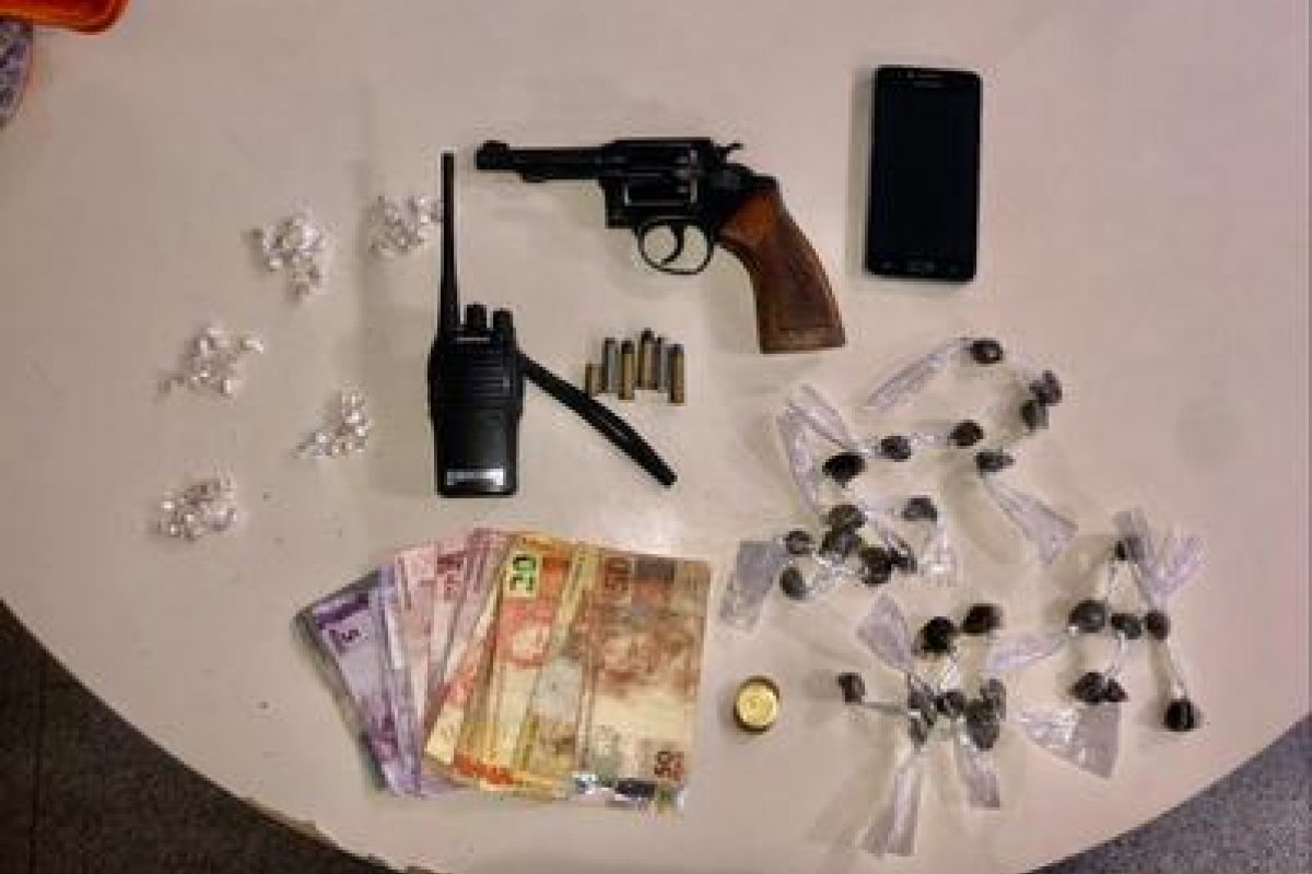 Ação de combate ao tráfico de drogas apreende maconha, crack e armas