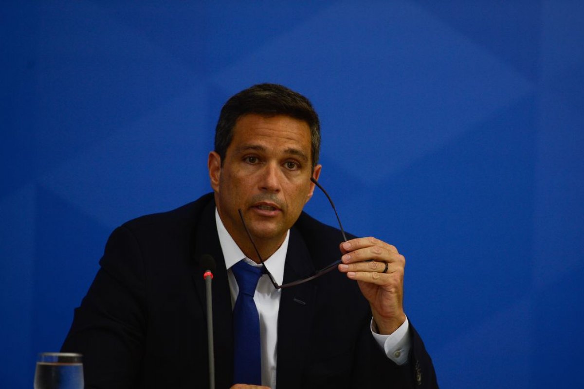 Presidente do BC afirma que queda da economia pode superar 5% este ano