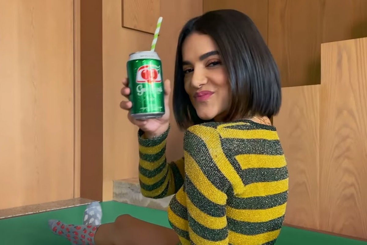 Pipoca e guaraná, clássica propaganda dos anos 90 está de volta com Manu Gavassi