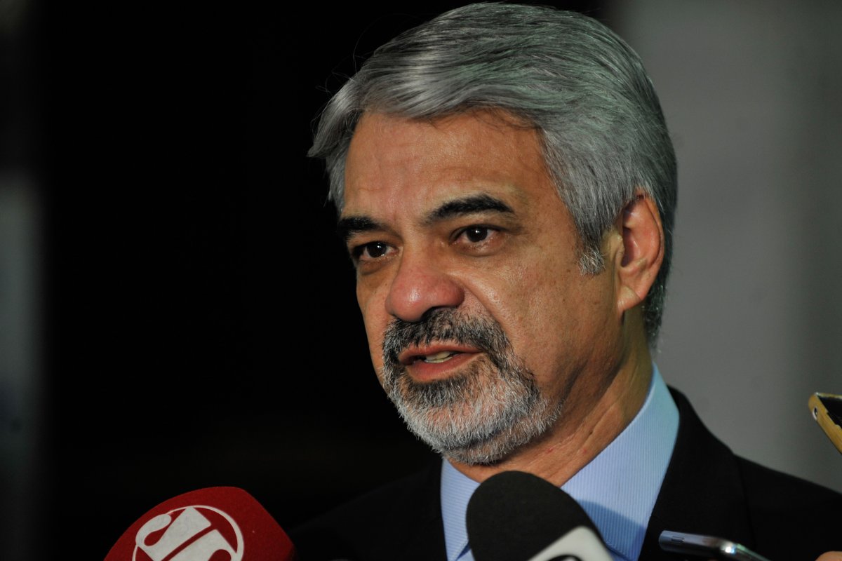 Humberto Costa publica imagem falsa do vereador Carlos Bolsonaro