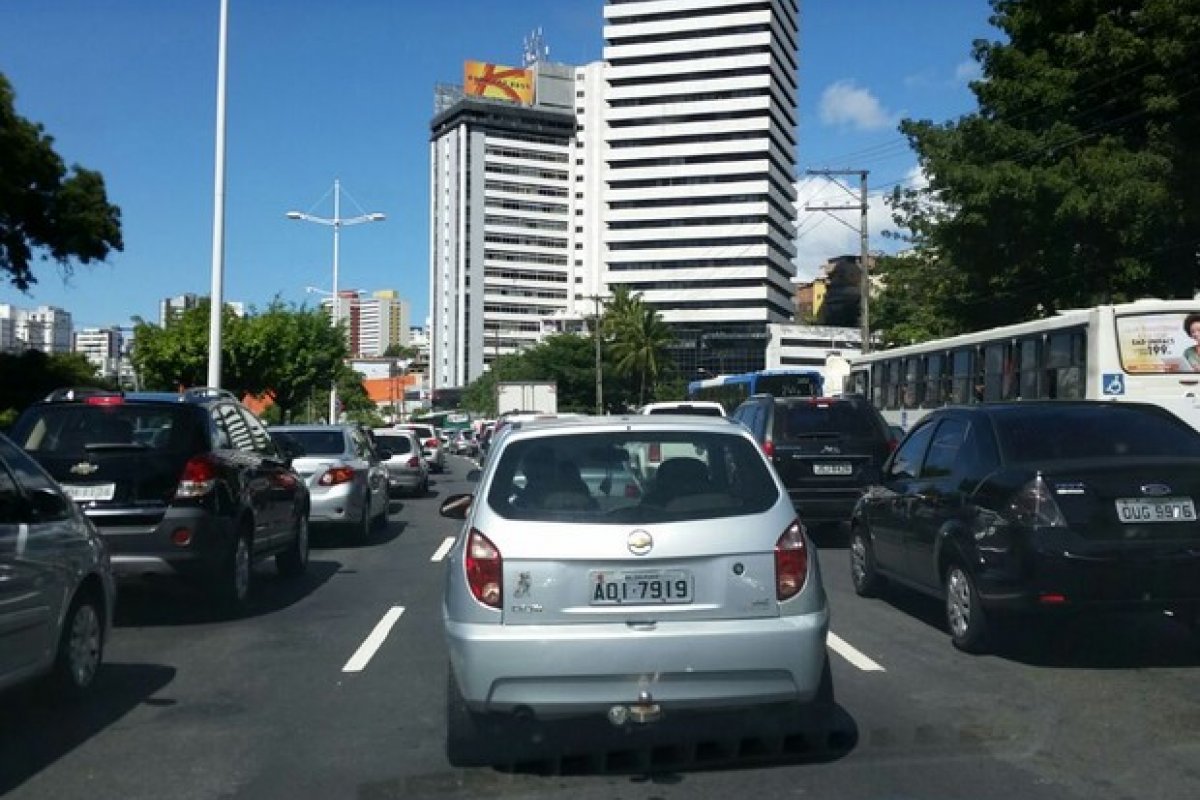 Batida entre carro e moto fere uma pessoa na Av. Juracy Magalhães, em Salvador