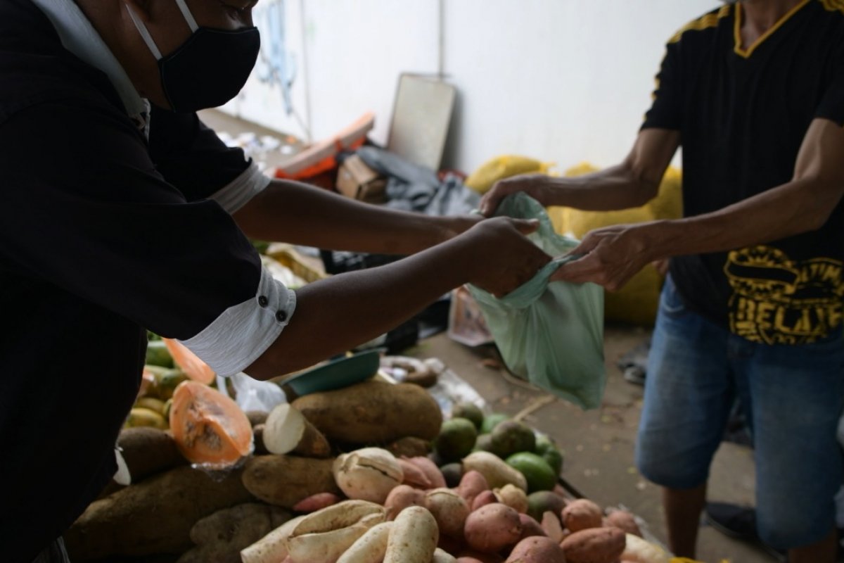 Comerciantes recebem campanha para adequar feiras  para enfrentamento da Covid-19