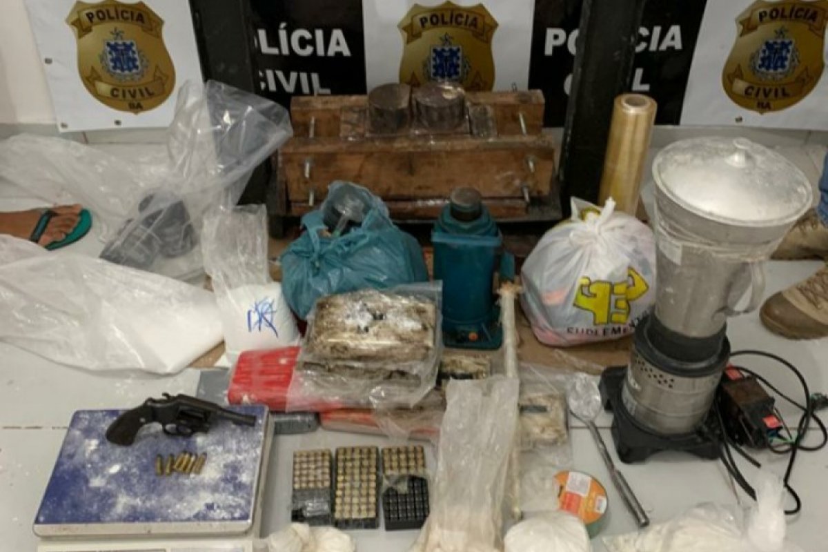 R$ 1,2 milhão em cocaína é apreendido em casa de luxo na Bahia que funcionava como laboratório 