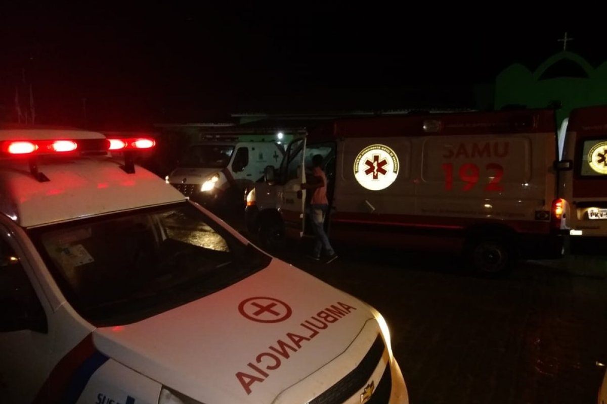 Cinco morrem e 13 ficam feridos em batida entre micro-ônibus e caminhão