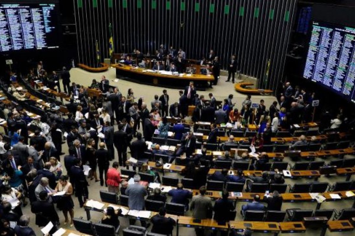 Exonerados ministros com mandato para votarem reforma da Previdência