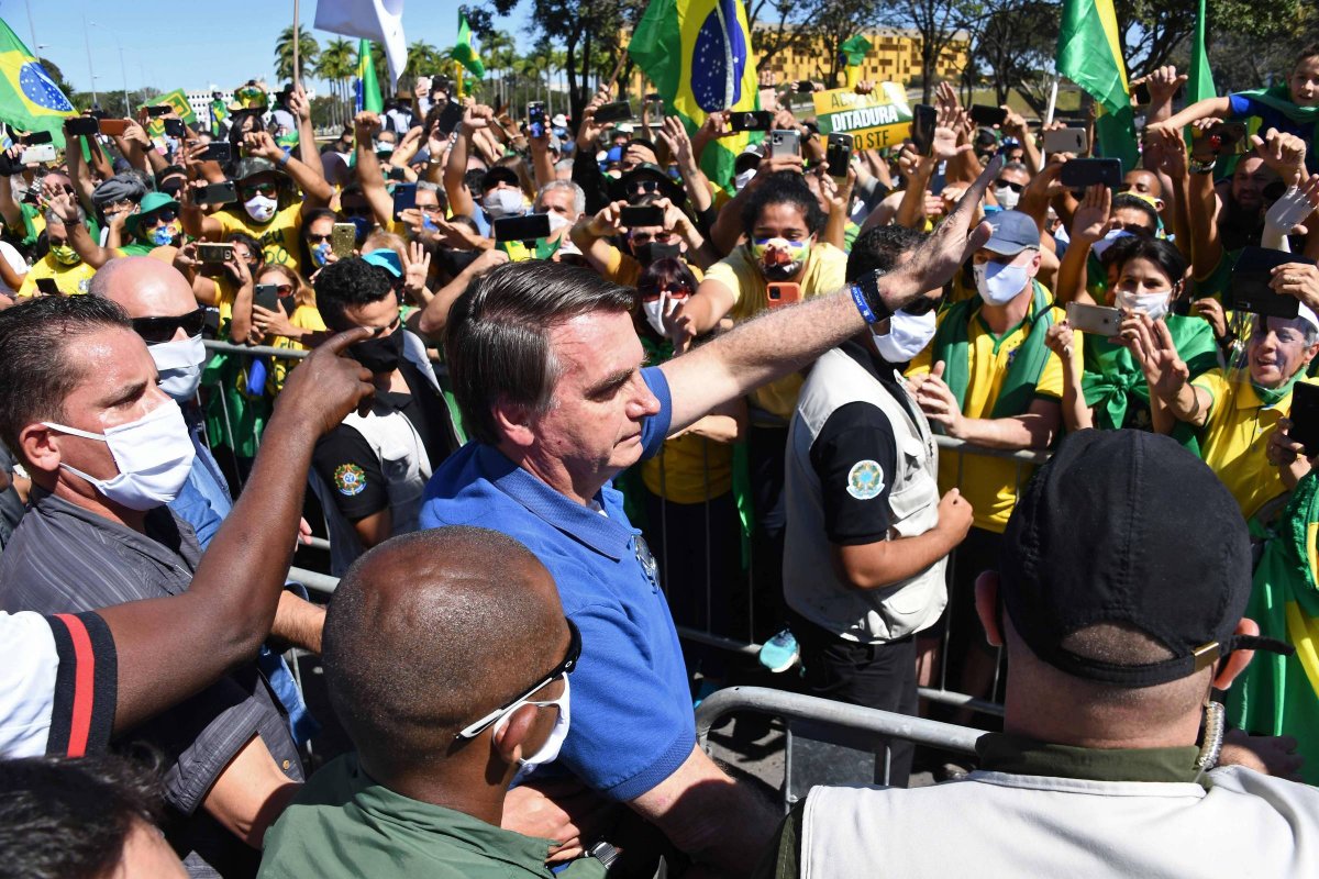Bolsonaro voa sobre a manifestação de helicóptero e depois anda a cavalo