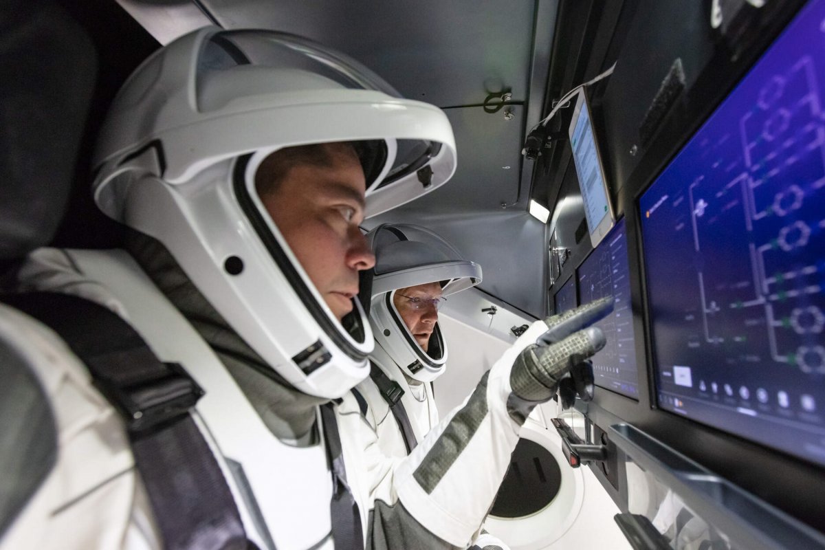 SpaceX leva astronautas com sucesso para a órbita terrestre