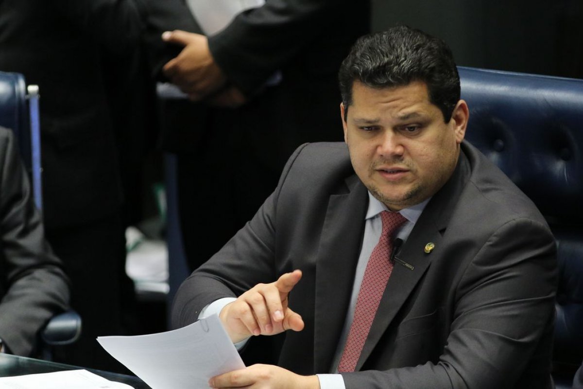 Davi Alcolumbre prorroga prazo de votação de três MPs