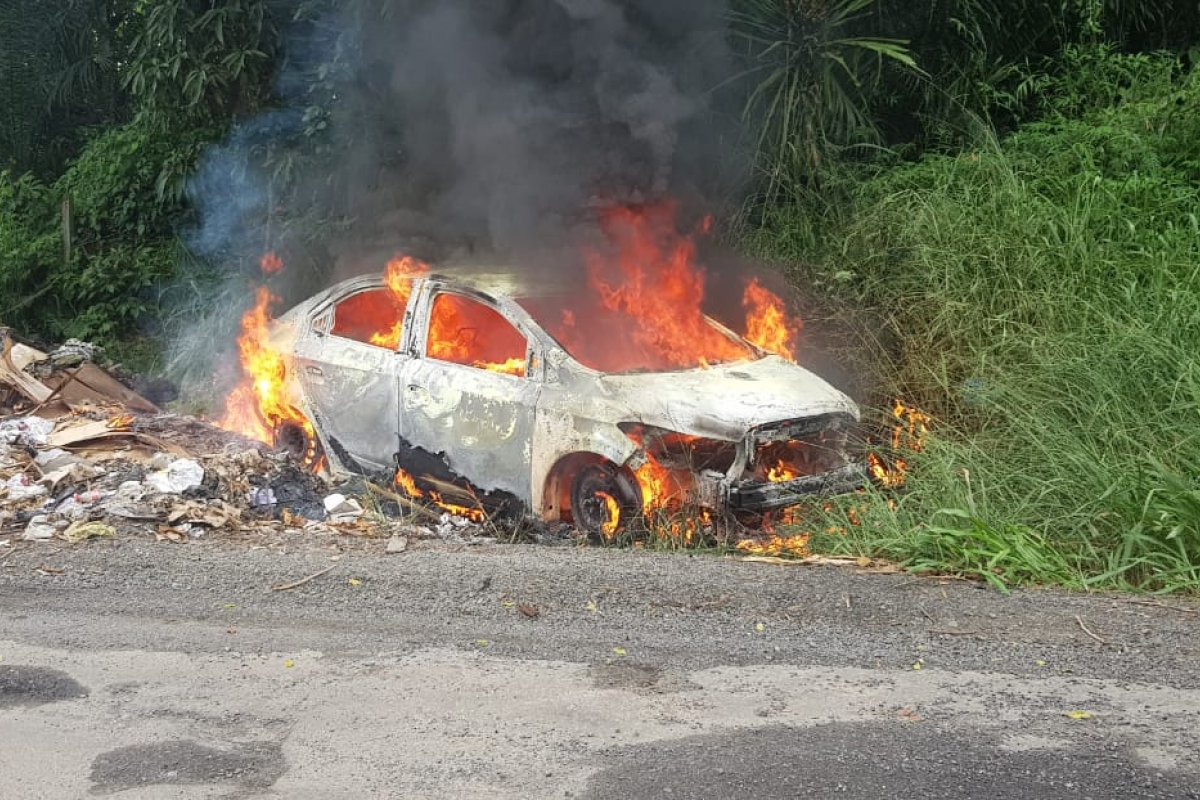 PM resgata motorista amarrado dentro de carro em chamas