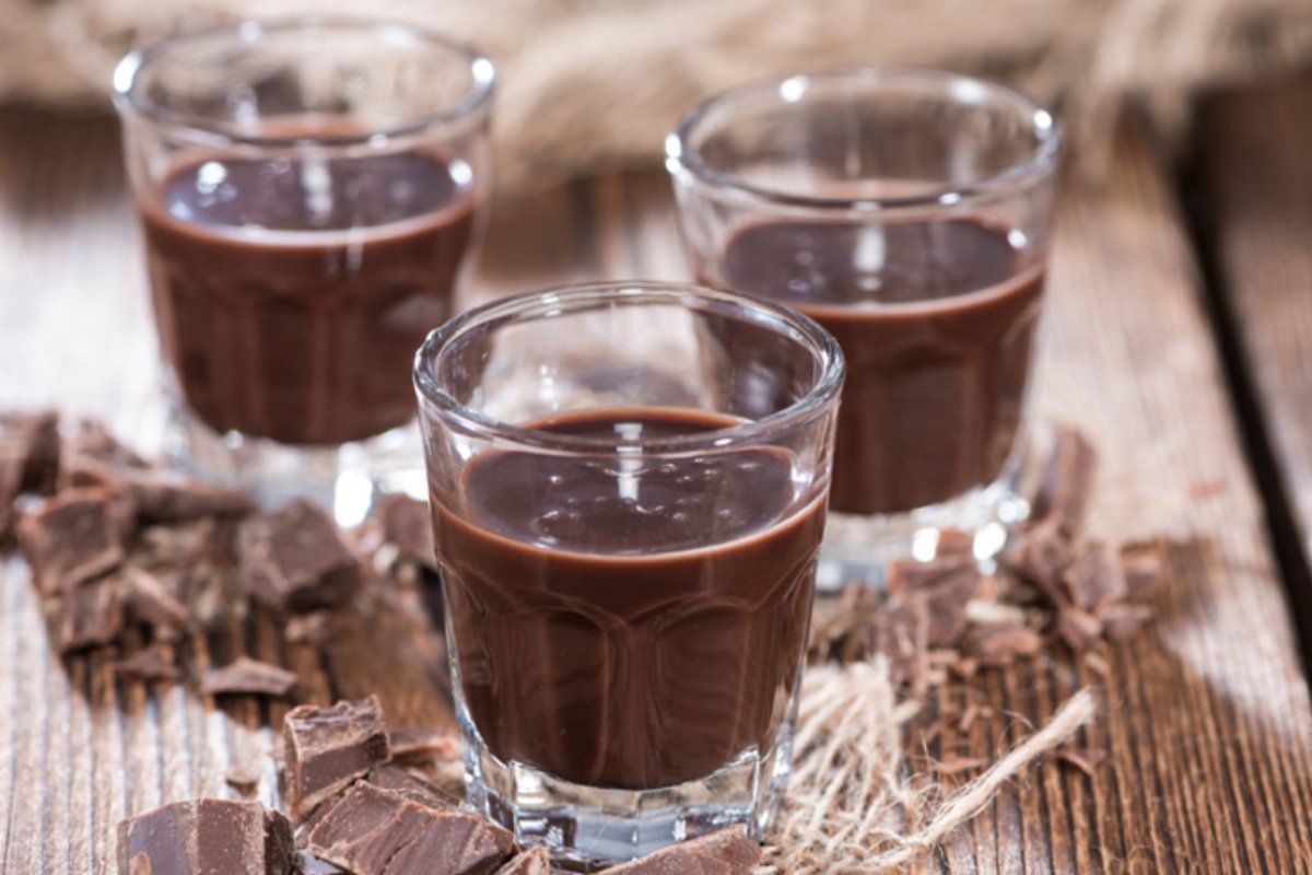 Saiba como fazer receita de licor de chocolate em casa