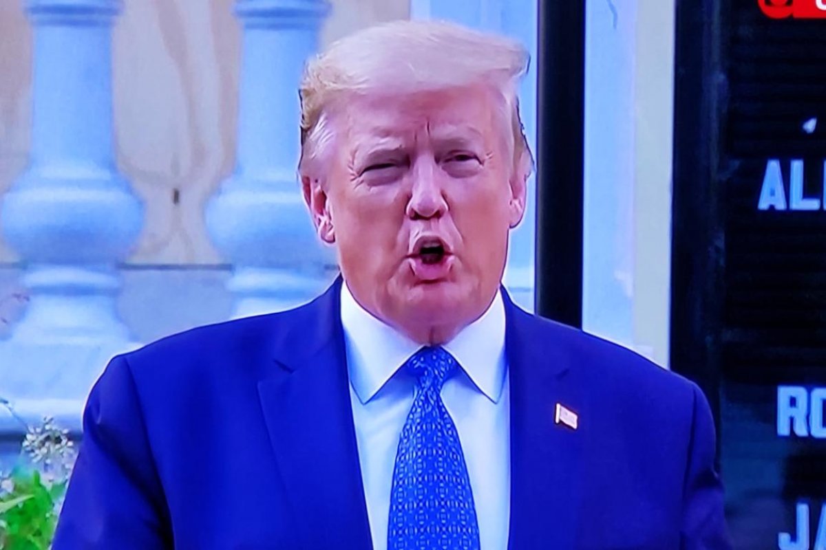 Trump caminha fora da Casa Branca e faz pronunciamento sobre protestos nos EUA