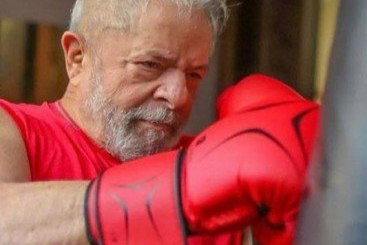 Em tempos de quarentena, Lula treina boxe para manter a forma