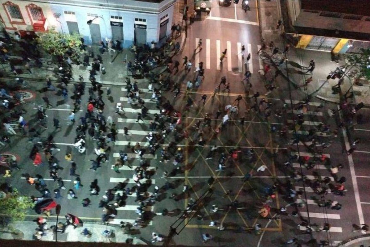 Veja Vídeo: Movimento Antifas faz vandalismo em Curitiba