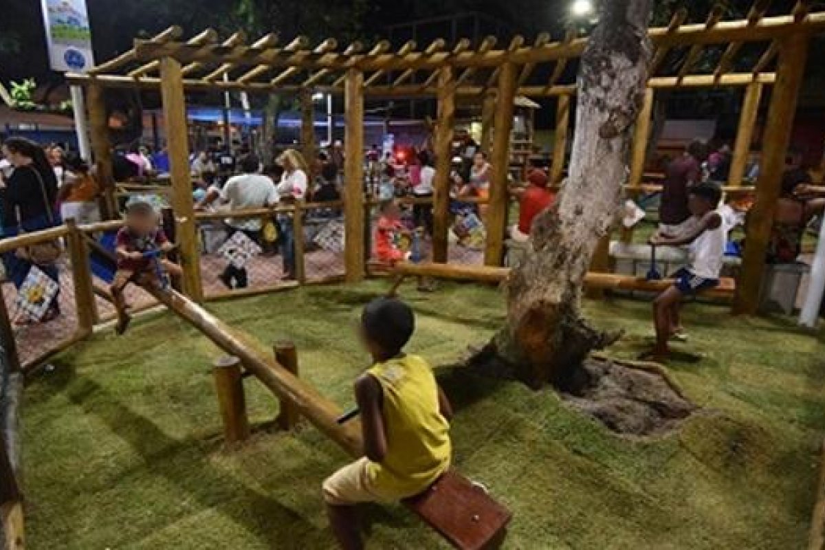 Praça Cosme de Farias é interditada após atos de vandalismo