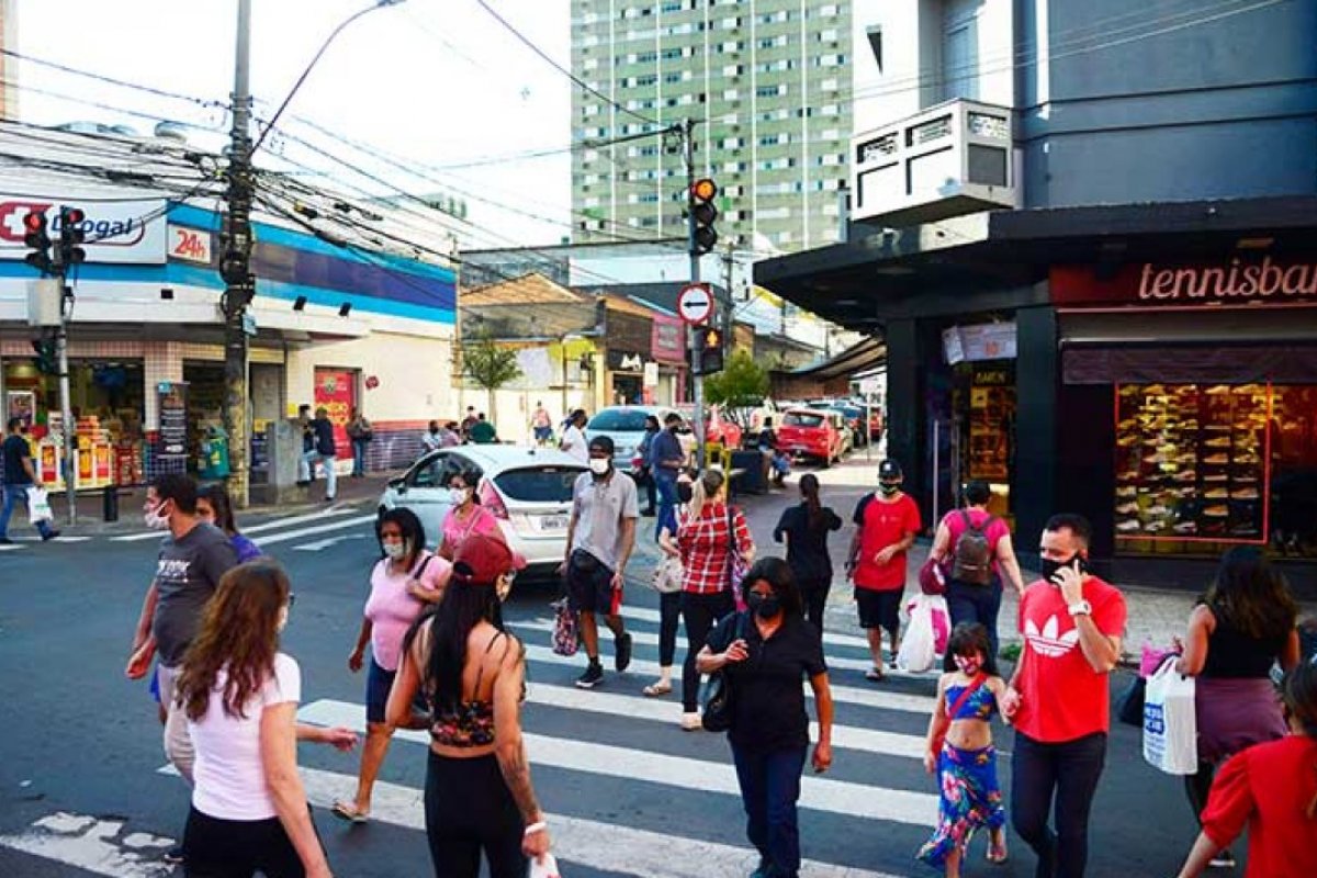 Após estados anunciarem flexibilização do isolamento social Fiocruz alerta para período de circulação da SRAG