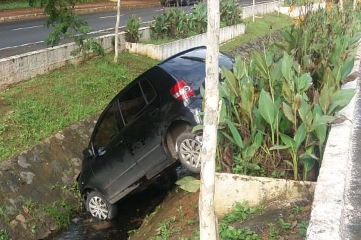 Carro perde o controle e cai em vala na região do Vale do Canela