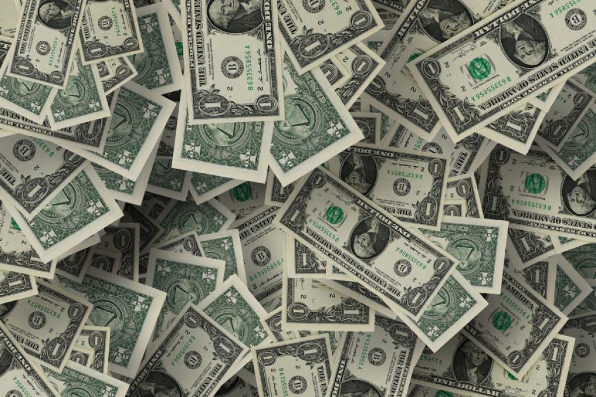 Dólar inicia terça-feira perdendo o patamar dos R$ 5,30