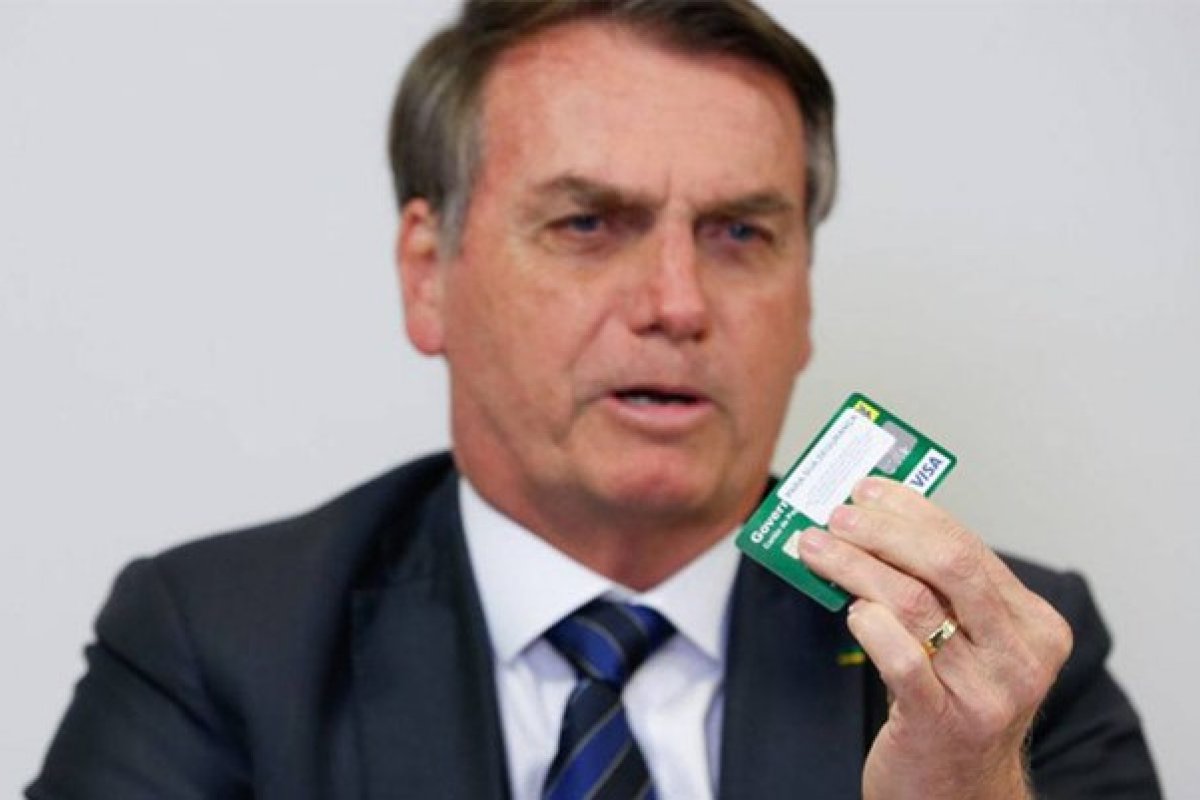 Hackers clonam e fazem compras e doações com cartão corporativo de Jair Bolsonaro