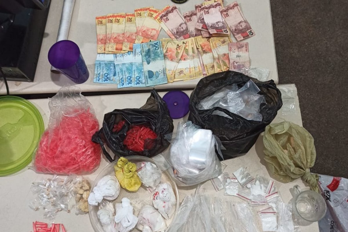 Casal é preso acusado de ser responsável pela distribuição de drogas em Candeias 